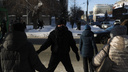 Три часа обходили силовиков: 26 кадров из Новосибирска с неразрешенной акции, на которую вышли толпы