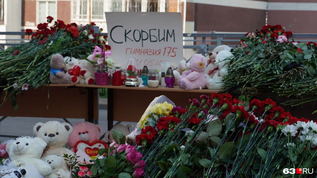 Весь день жители Казани несут цветы к гимназии № 175