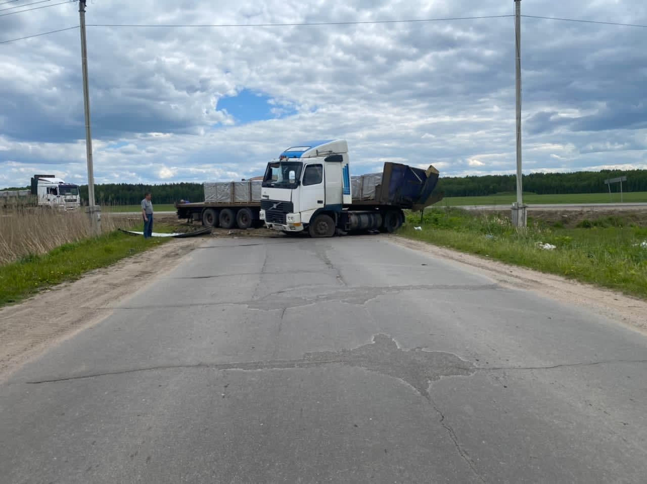 Шаланда с перегрузом в Ленобласти разметала остановку и засыпала бетоном -  3 июня 2021 - ФОНТАНКА.ру