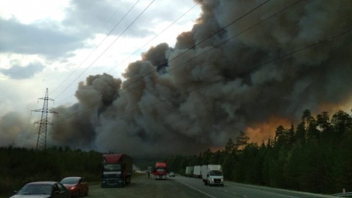Огненный шторм добрался до Урала: природный пожар перекрыл федеральную трассу