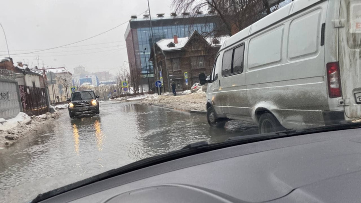 «Устроили тут аквадискотеку!» В Екатеринбурге из-за коммунальной аварии затопило несколько улиц