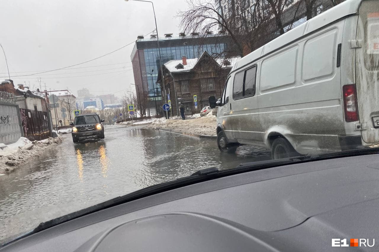 Аварийная энгельс. Потоп в Екатеринбурге на Уралмаш 2021. Потоп в Екатеринбурге 2021 фото. Е1 Екатеринбург затопило сегодня. Потоп в Екатеринбурге 2021 видео