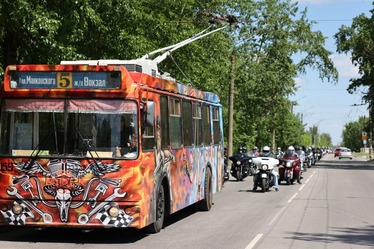 Художник Илья Спиченков нарисовал новые граффити на троллейбусе. Они на байкерскую тему