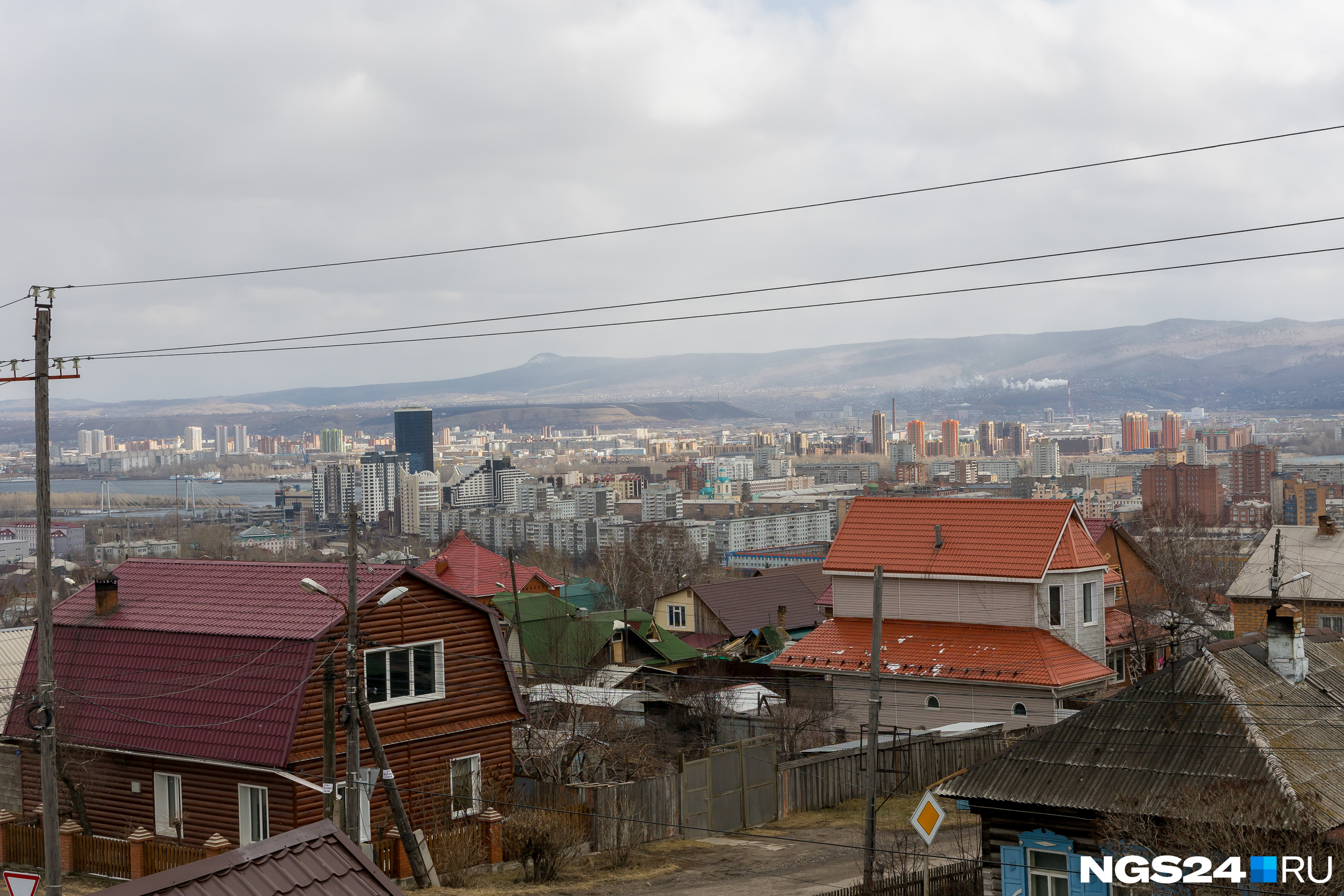 Из дома на Гагарина, 64 открывается замечательный вид на город, даже Енисей видно Из дома на Гагарина, 64 открывается замечательный вид на город, даже Енисей видно
