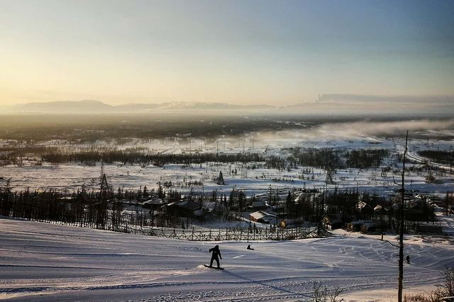 Люди построили дачный поселок у подножия горы, чтобы отдыхать от городского смога Люди построили дачный поселок у подножия горы, чтобы отдыхать от городского смога