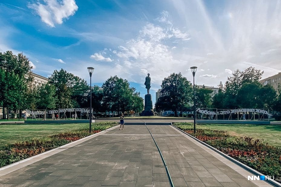 На входе в парк установлены цитаты из произведений Горького На входе в парк установлены цитаты из произведений Горького