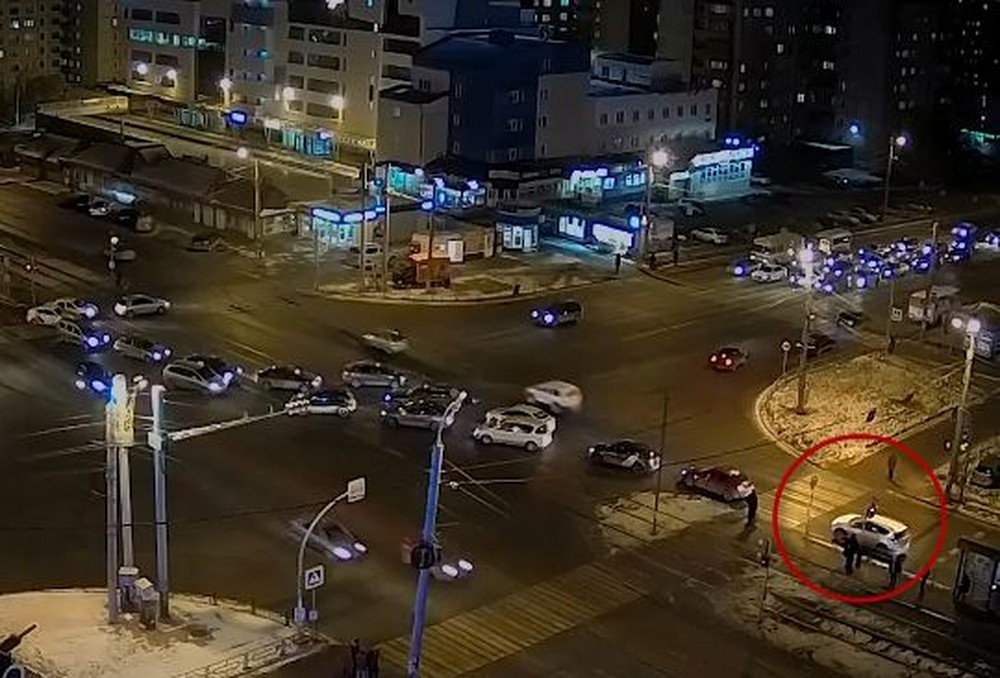 Момент старта Toyota RAV4. На светофоре уже горит желтый (запрещающий). Границы перекрестка по скруглениям находятся за пешеходным переходом в нескольких метрах перед «Тойотой»