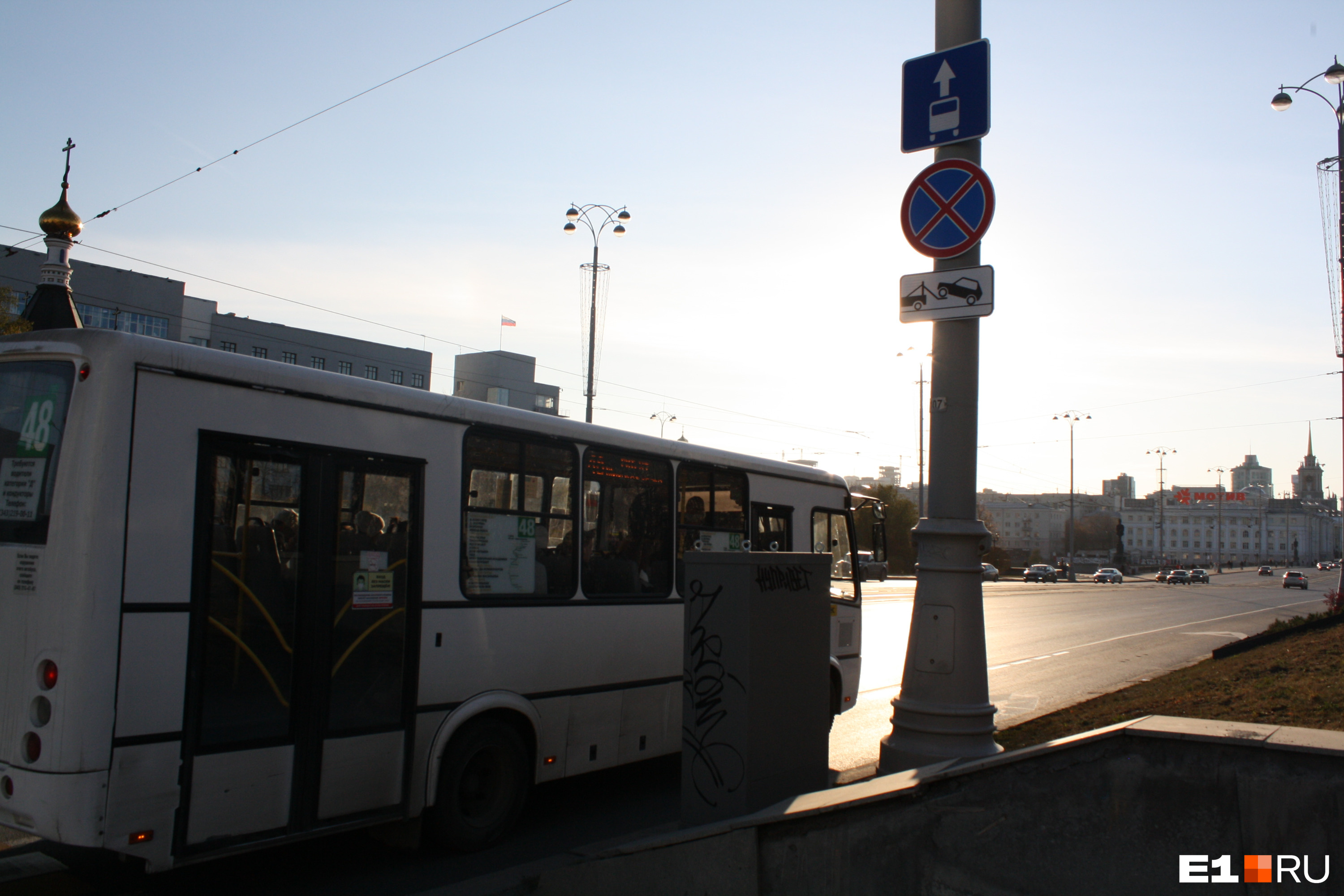 Знак выделенной полосы перед въездом на Плотинку