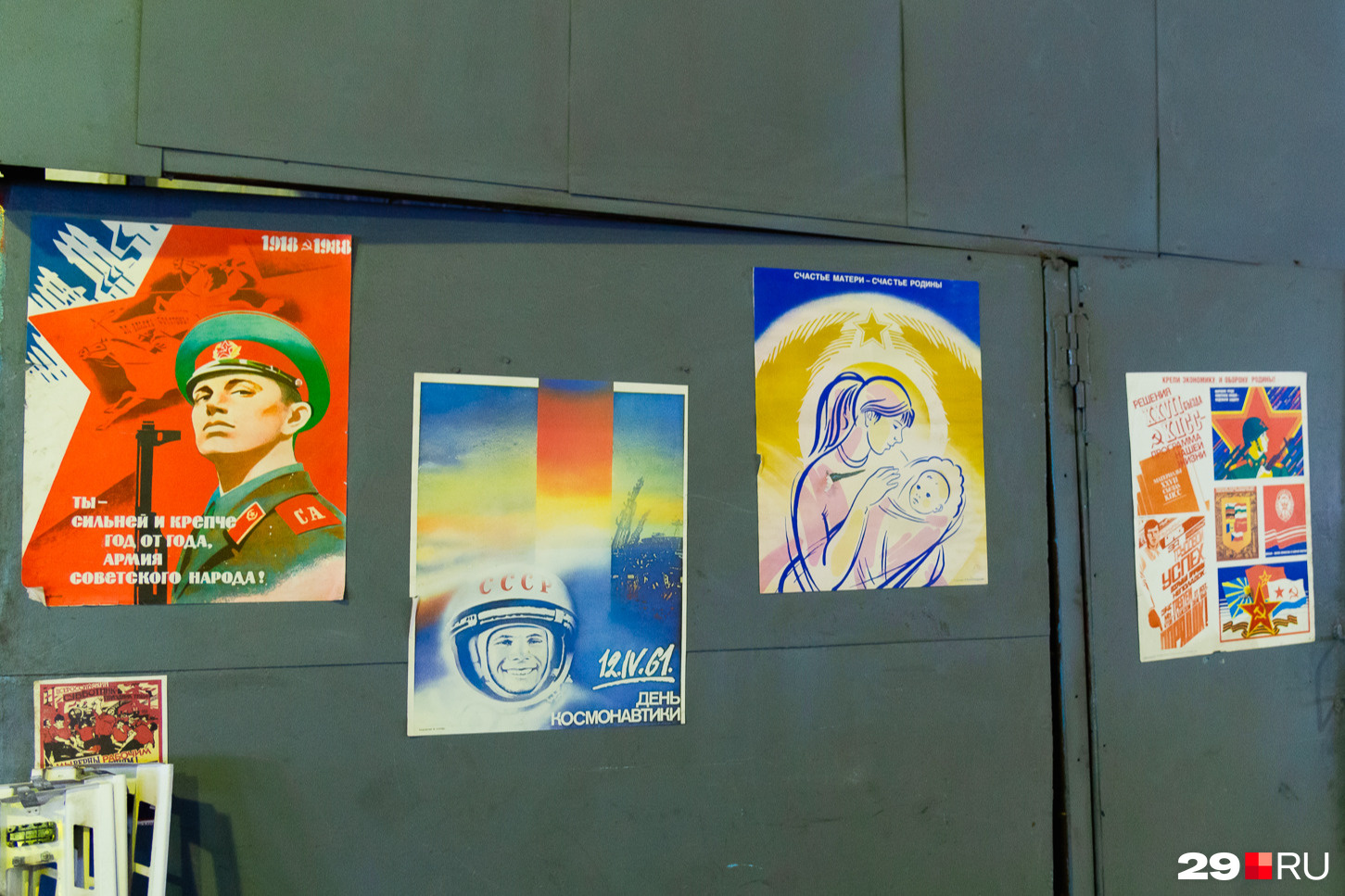 В этих плакатах — сила армии советского народа, и, конечно же, День космонавтики — важнейшее достижение человечества