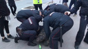 Заклинание «Отпускай!» не сработало: видео с задержания участника акции за Навального в Архангельске