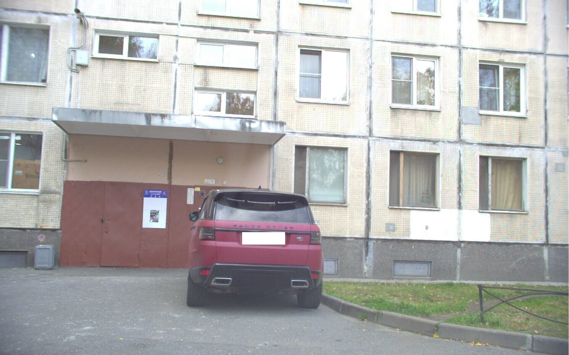 «Мастера парковки» во дворах Петербурга с лета заработали штрафов на 4,7 млн рублей
