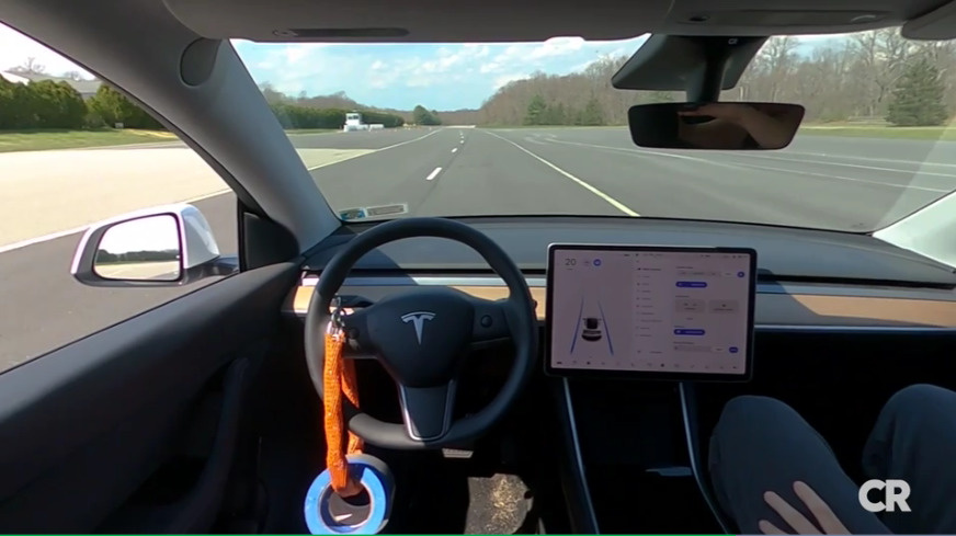 Журналисты рассказали, как легко смогли обмануть систему безопасности Tesla и проехаться без водителя