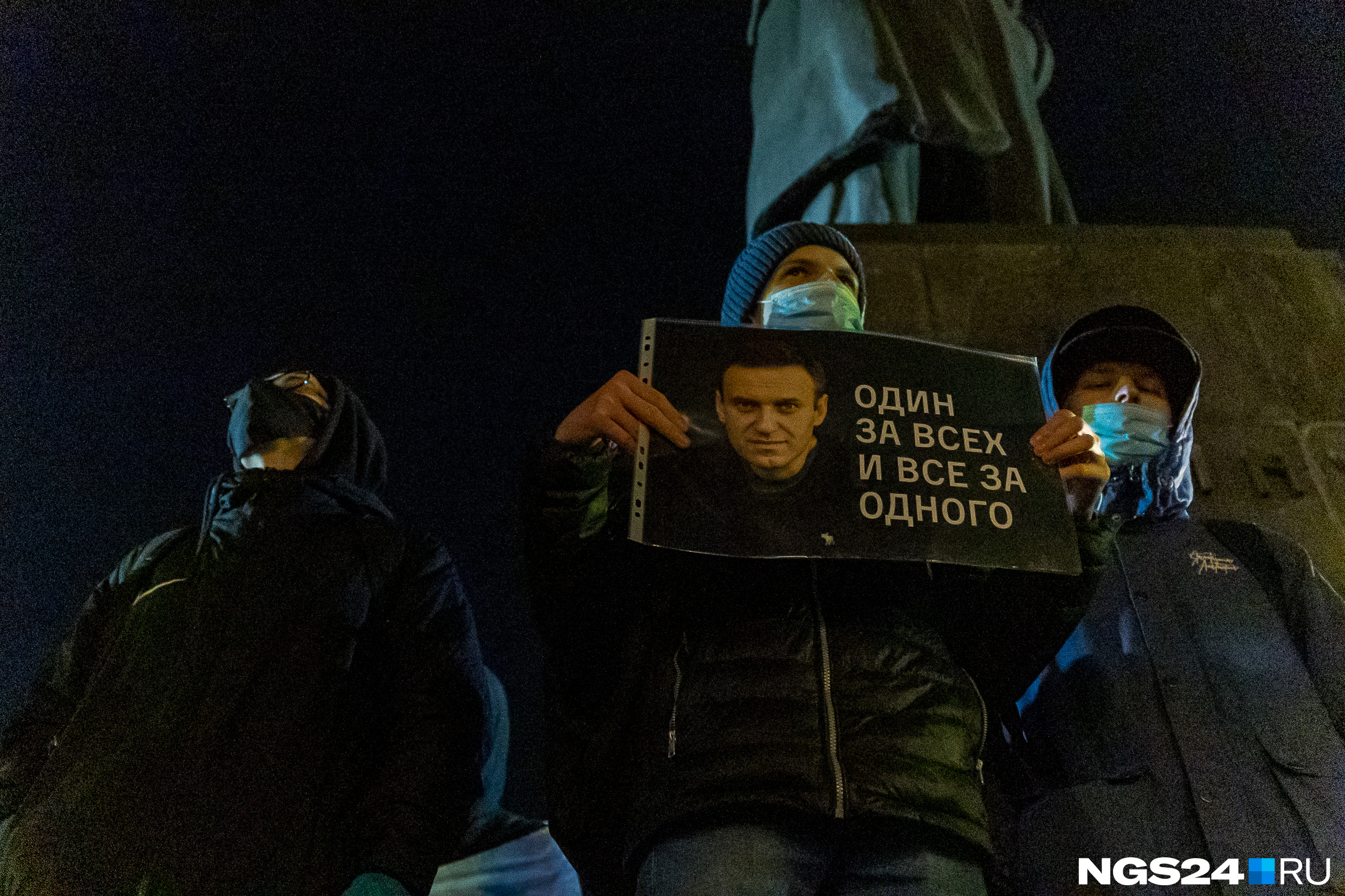 Плакат с Навальным пошел по рукам
