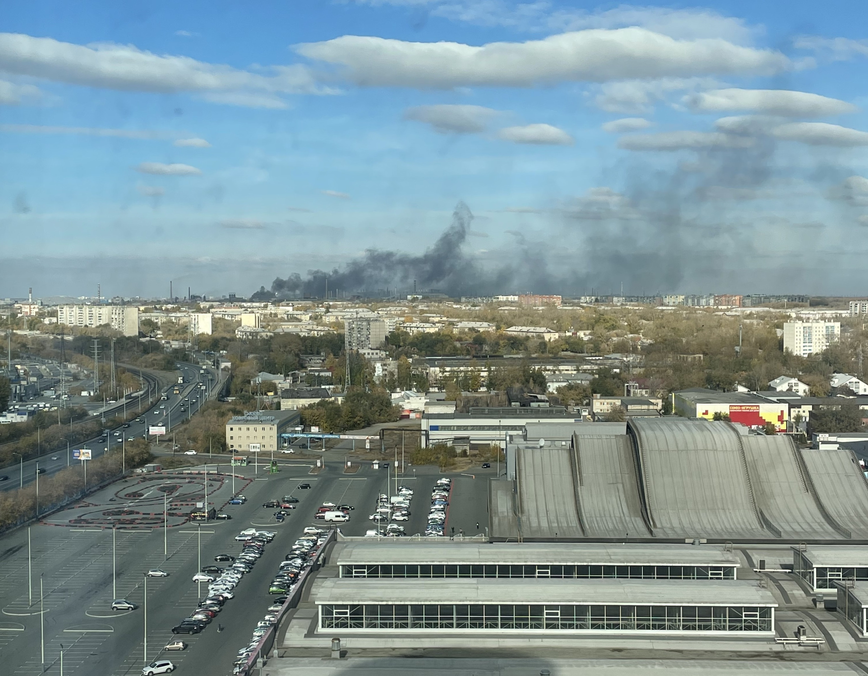 Челябинск последние. ЧЭМК Челябинск. Челябинск фото район ЧЭМК. Пожар в Челябинске. Сгорел экскаватор в Челябинске на ЧЭМК.