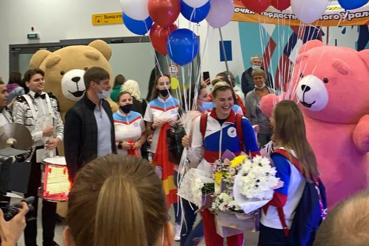 Ватерполисток в аэропорту Челябинска встречали с оркестром, цветами и плюшевыми медведями