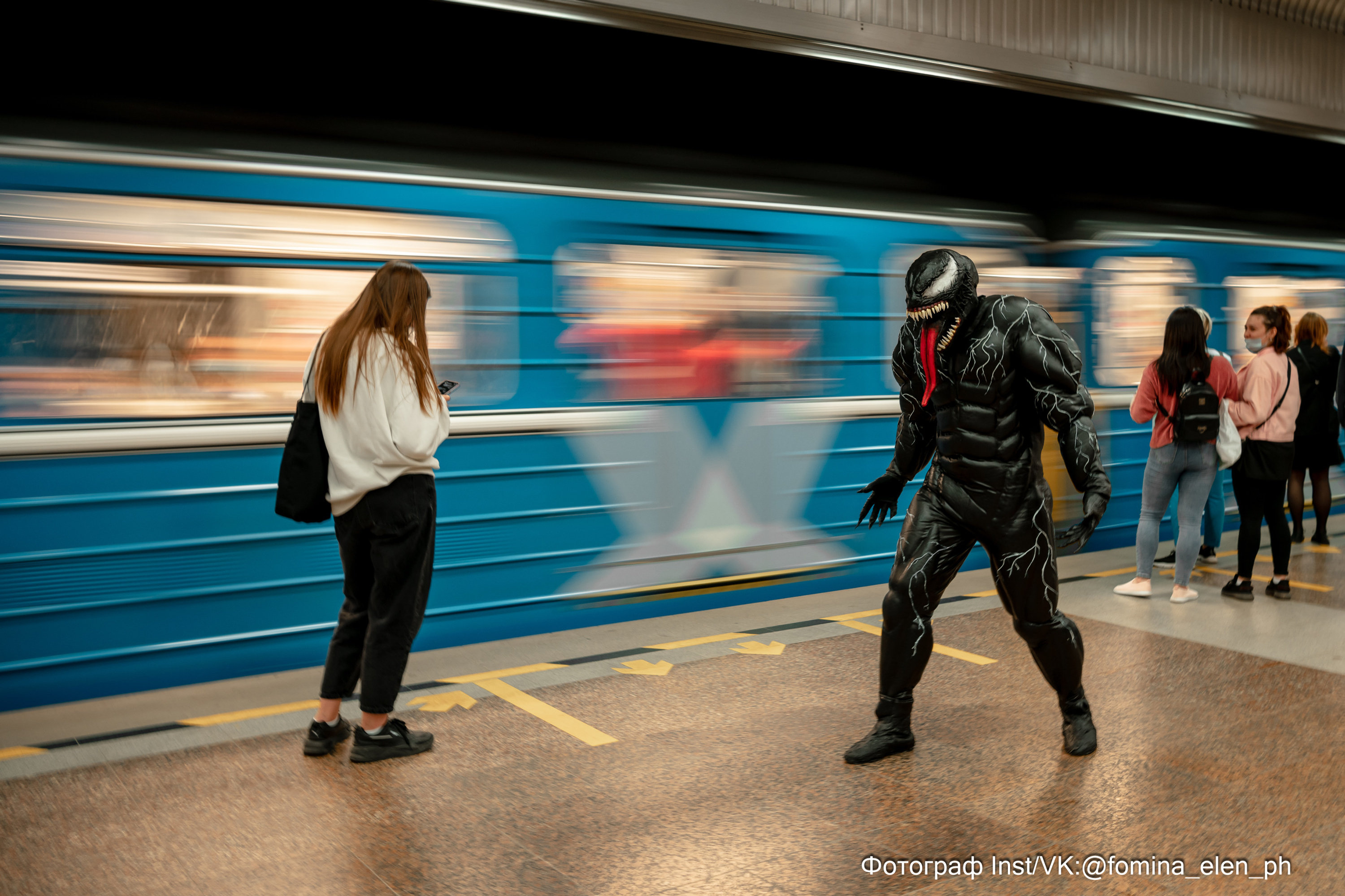 человек паук в метро