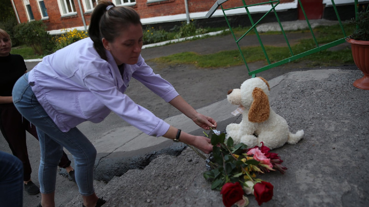 Несут игрушки и цветы: в Киселёвске у школы, где учились убитые девочки, появился стихийный мемориал