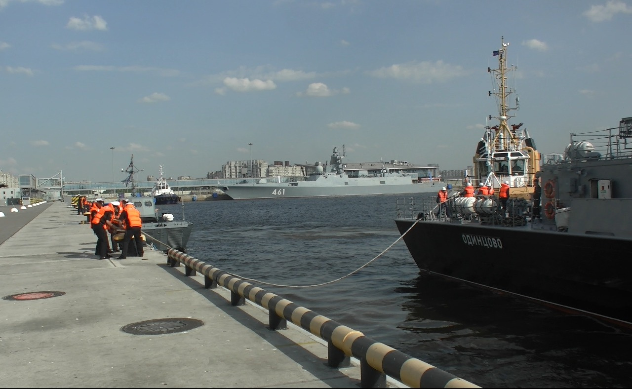 Новости петербург судно. Международный военно-морской салон «МВМС. Морской салон. Порт военных кораблей в Питере. Корабль в порту СПБ.