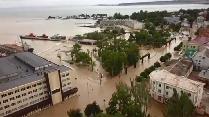 Стихийное бедствие в Крыму: соцсети забиты кадрами тропических ливней и наводнений на курортах