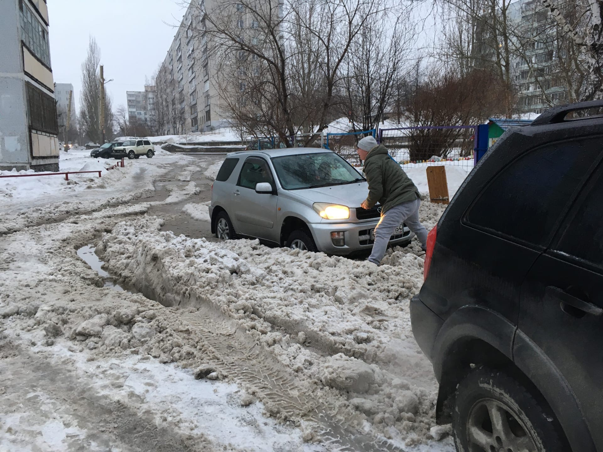 Машина застряла в сугробе