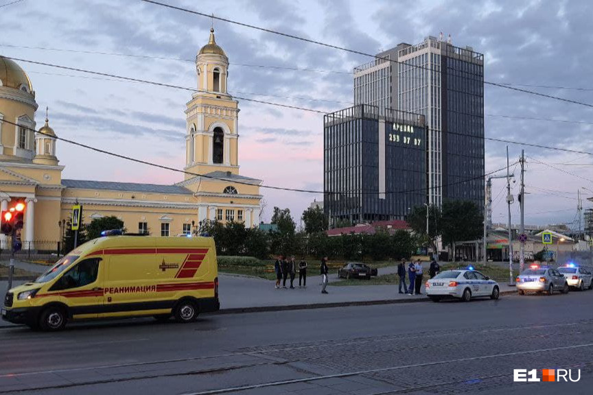 Автомобиль подлетел на бордюре Автомобиль подлетел на бордюре