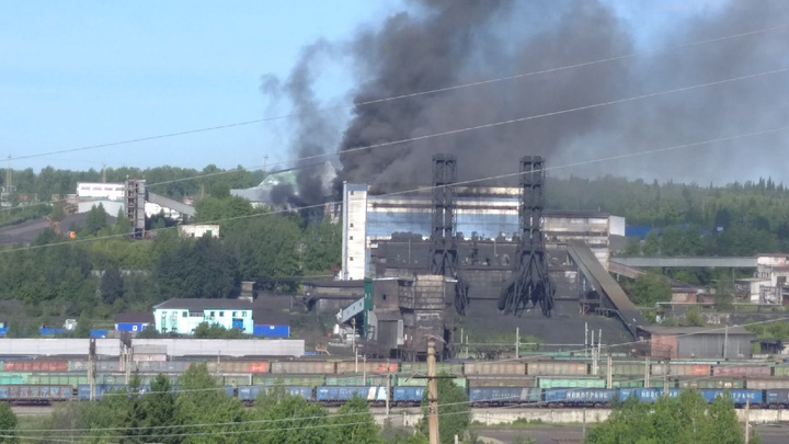 В Кузбассе загорелась углеобогатительная фабрика. Рассказываем, что известно на данный момент