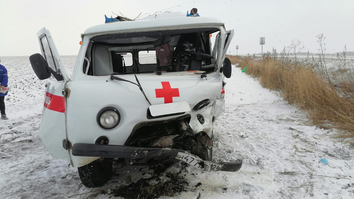 На заснеженной трассе под Шарыпово фельдшер и водитель скорой пострадали в лобовом столкновении