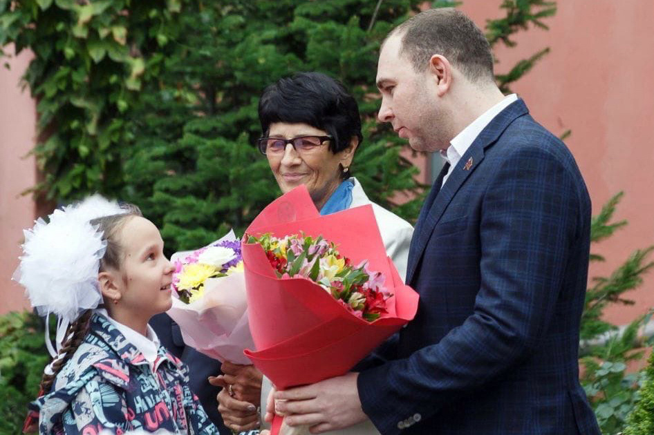Директор школы <nobr class="_">№ 84</nobr> <nobr class="_">Красюн Г. А.</nobr> и <nobr class="_">Видгоф М. Б.</nobr> тепло поздравили первоклассников Директор школы <nobr class="_">№ 84</nobr> <nobr class="_">Красюн Г. А.</nobr> и <nobr class="_">Видгоф М. Б.</nobr> тепло поздравили первоклассников