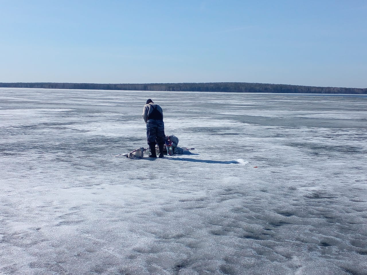 Десять рыбаков провалились в воду, еще один застрял на льду