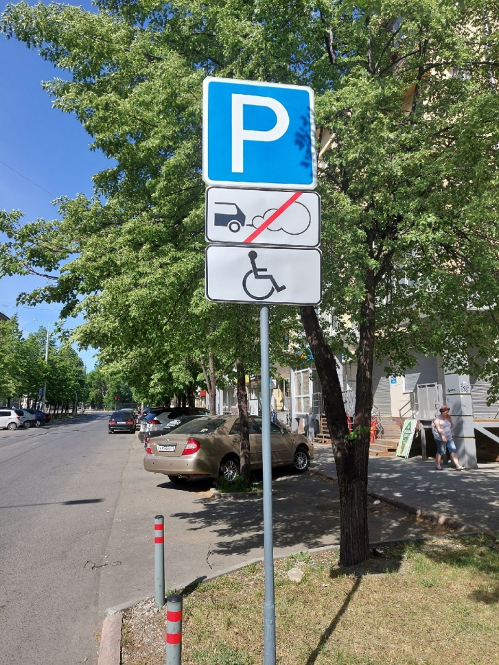 Спорная установка знаков на улице Плеханова: <a href="https://74.ru/text/auto/2021/05/27/69934853/" class="_ io-leave-page" target="_blank">по мнению ГИБДД, такая комбинация обозначает</a>, что под инвалидов зарезервировано всё пространство парковки