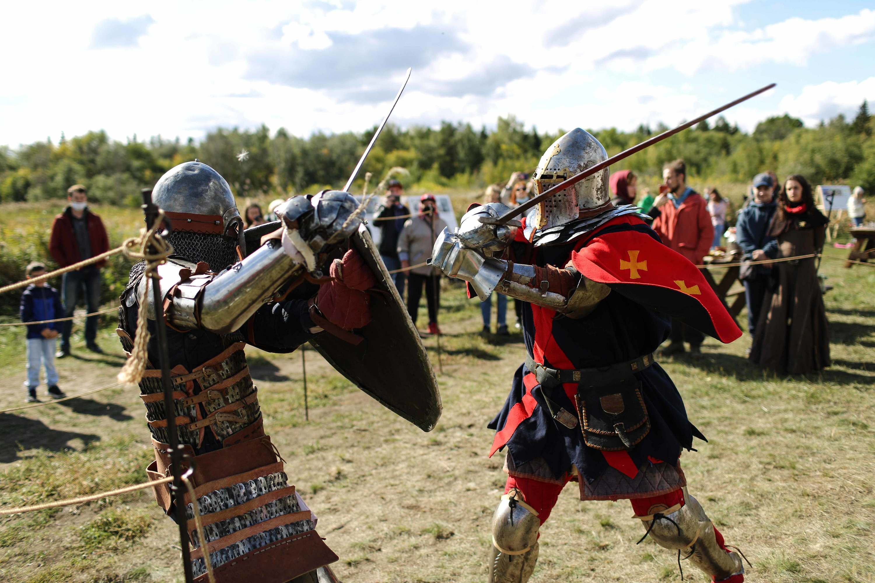 Рыцарские доспехи звенели от ударов мечей