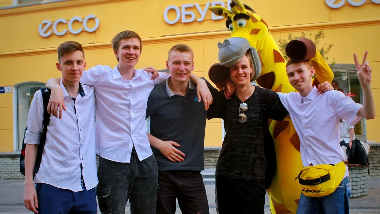 «Если бы не эти ребята, я бы школу не любил»: как прошли первые выпускные в Нижнем Новгороде