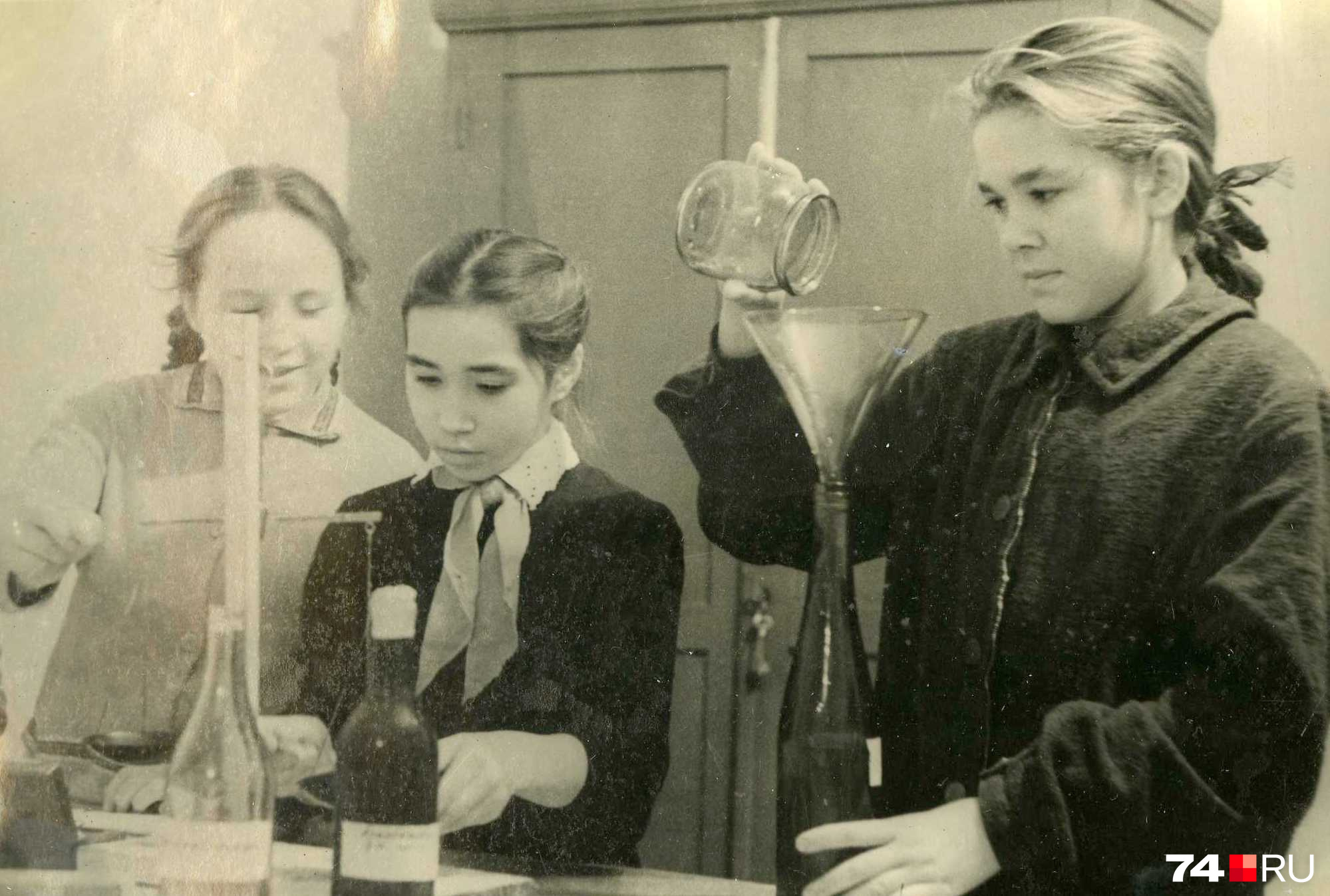 А так выглядели школьные химические лаборатории в 1950-е годы А так выглядели школьные химические лаборатории в 1950-е годы