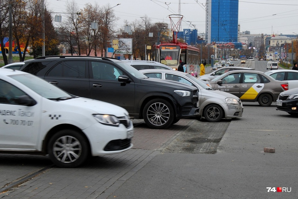 Переезд на пересечении улиц Кирова и Братьев Кашириных, пожалуй, больше других приносит боли автомобилистам