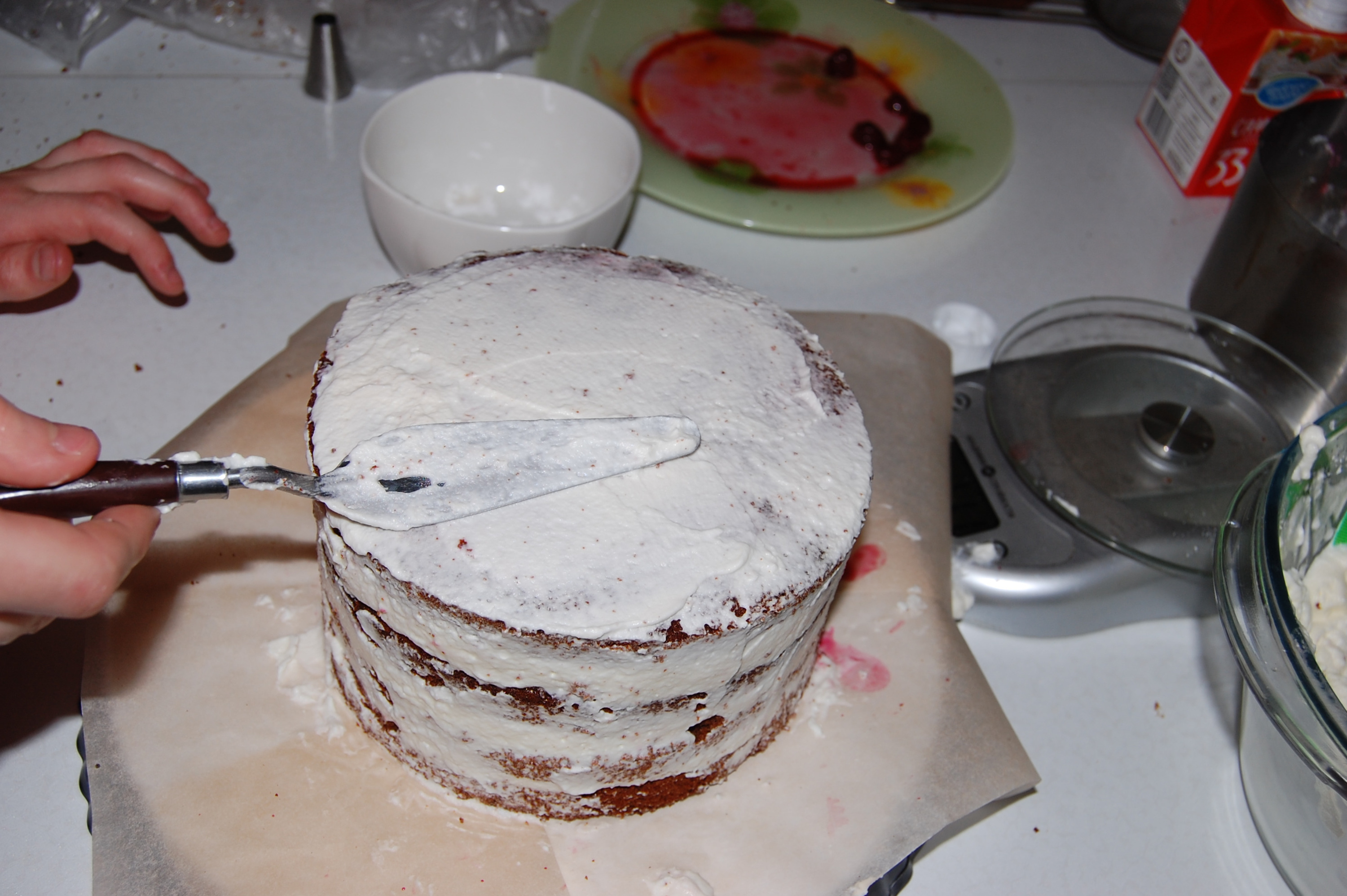 Один из последних этапов создания торта
