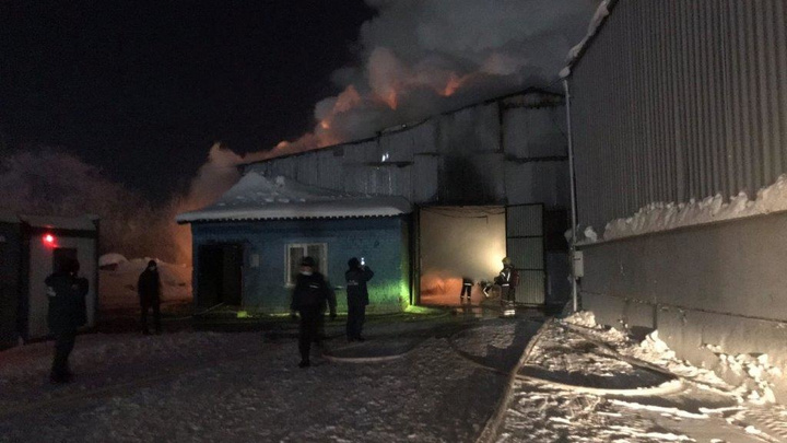 55 пожарных больше часа тушили пожар на складе в Кемерово. В МЧС рассказали, что случилось