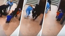 Мужчина избил маленького ребенка в подъезде одного из домов <nobr class="_">Новосибирска —</nobr> это попало на видео