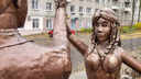 «Дровосек и страшилище». Пугающий памятник молодоженам появился у ЗАГСа в Павлове
