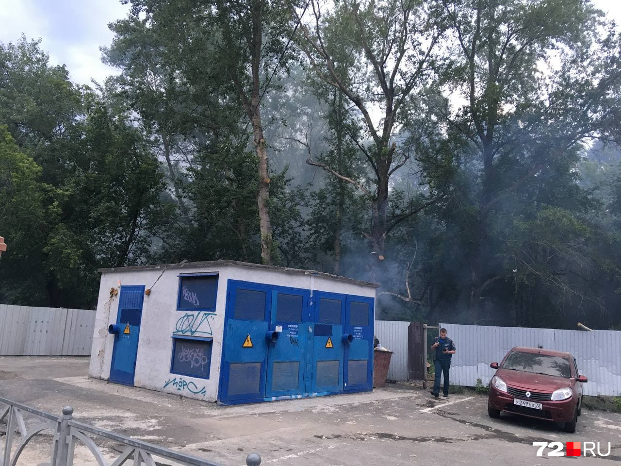 На кладбище пух горит, сообщил наш журналист с места происшествия, в разных местах На кладбище пух горит, сообщил наш журналист с места происшествия, в разных местах