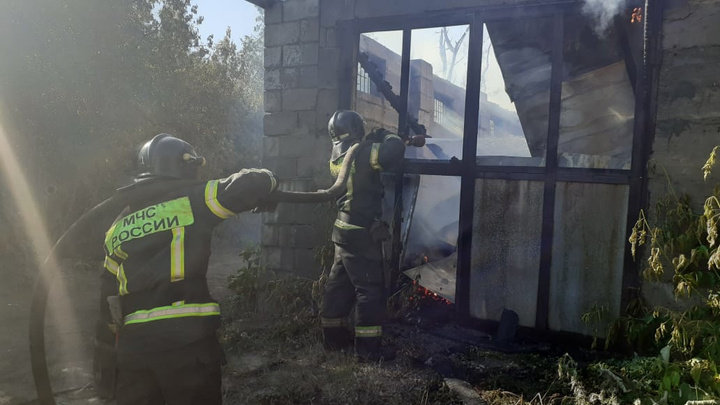 Крупный пожар уничтожил три жилых дома в Челябинске