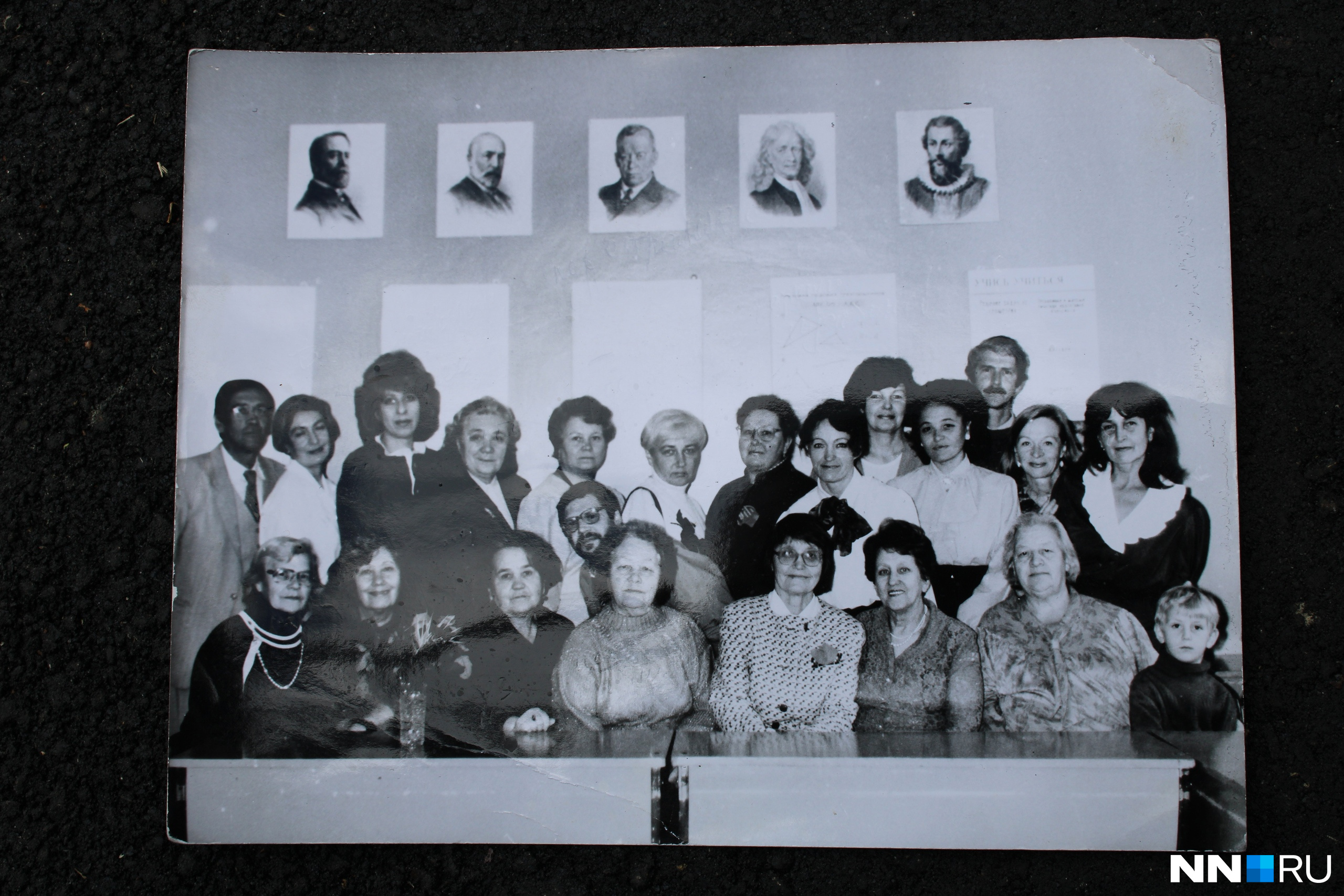Татьяна Сахарова — в центре второго ряда, Александра Дегтярева — в нижнем ряду, четвертая справа