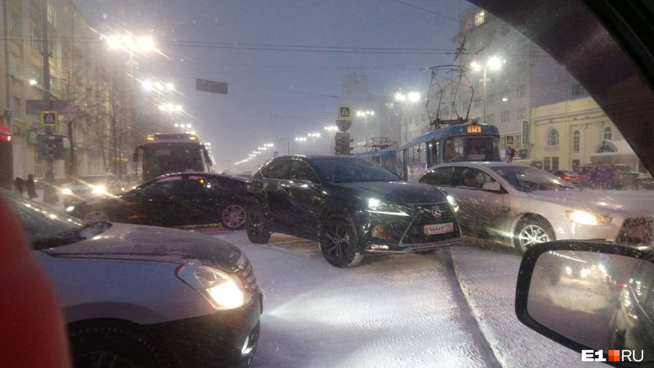Из-за снега на дорогах неразбериха Из-за снега на дорогах неразбериха