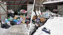 Мусоровоз несколько дней не мог проехать из-за снега во двор в центре <nobr class="_">Новосибирска —</nobr> там выросла гора отходов