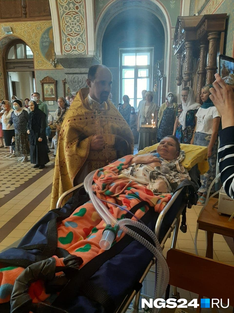 Хоть красноярка и обездвижена, но она находится в ясном сознании. Эта поездка, по мнению священника, очень важна и для Татьяны Анатольевны, и для других прихожан Хоть красноярка и обездвижена, но она находится в ясном сознании. Эта поездка, по мнению священника, очень важна и для Татьяны Анатольевны, и для других прихожан