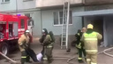 «Весь подъезд был в дыму»: в пожаре на Ладо погиб мужчина, <nobr class="_">18 человек</nobr> спасли