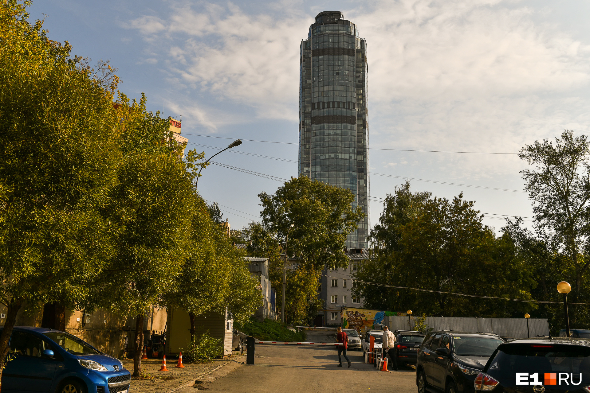 Нетипичный вид на небоскреб «Высоцкий»