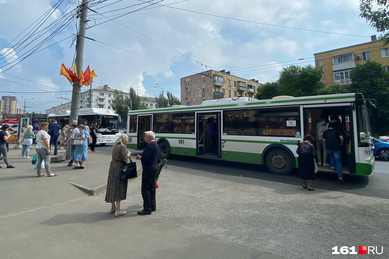 Когда автобус стоит на остановке капли дождя оставляют на боковом стекле вертикальные следы