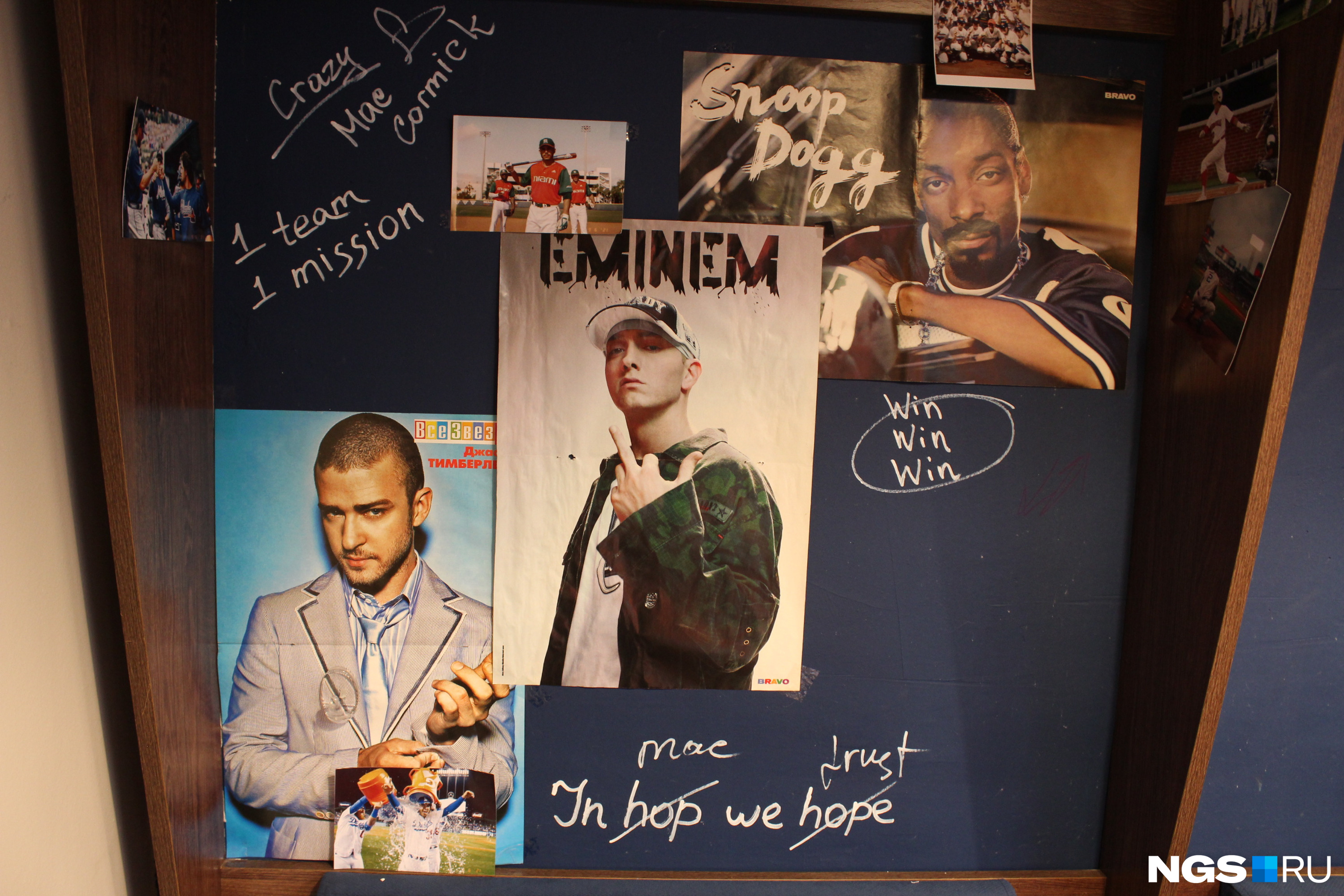 Стены украшены постерами с американскими рэперами (и Джастином Тимберлейком)