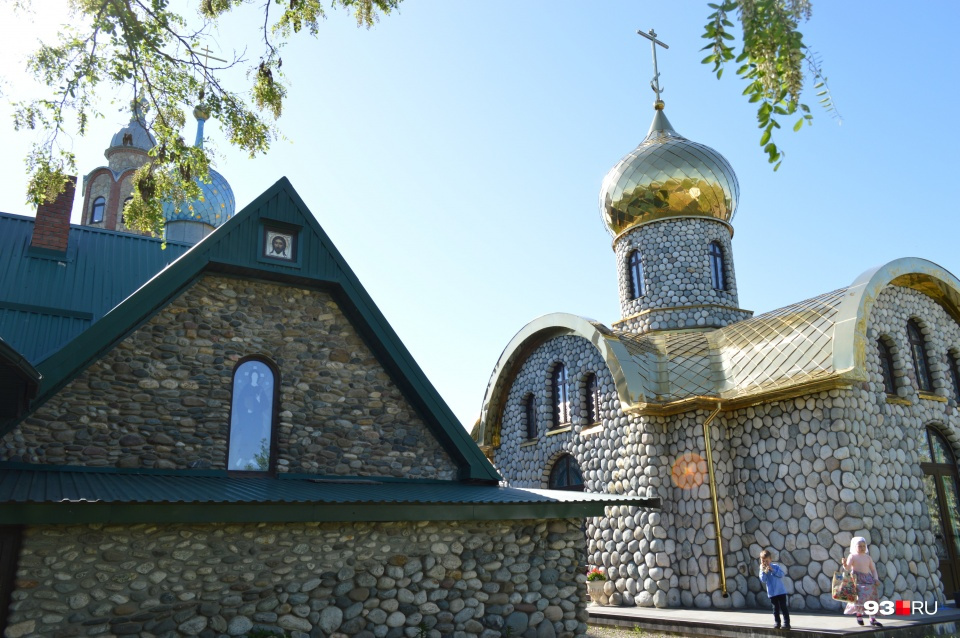 Около планируемого полигона стоят Георгиевская церковь и монастырское подворье с коровниками и полями