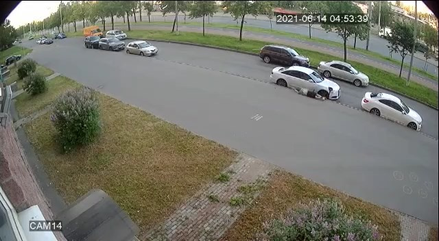 Самокатчики против белых Audi в Петербурге: таран попал на камеру, а отрыватель зеркала оказался слишком быстр